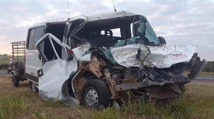 Acidente entre van e caminhão deixa 1 morto e 9 feridos na rodovia Faria Lima em Matão