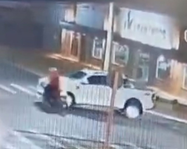 Motociclista fica ferido após ser atropelado por caminhonete na Avenida Luis Alberto