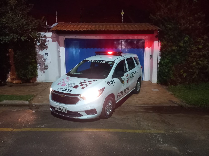 'Passa dinheiro e ouro': criminosos arrombam porta de casa e rendem idosa em Araraquara