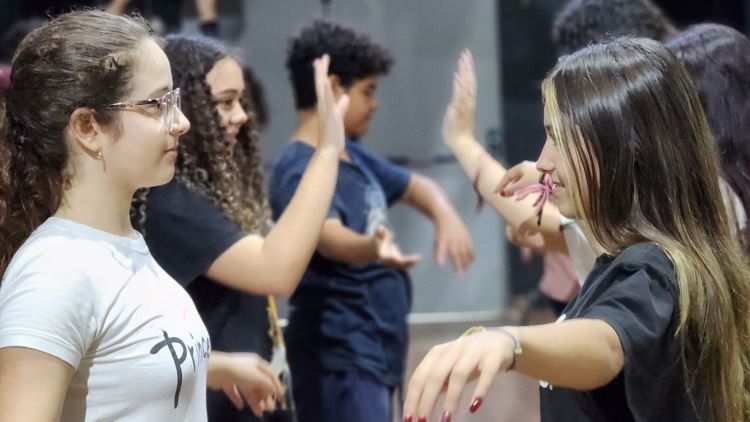 Últimas vagas: saiba como se inscrever nas aulas gratuitas de teatro no SESI Araraquara