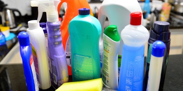 Perigo dentro de casa: saiba como evitar intoxicação infantil durante as férias