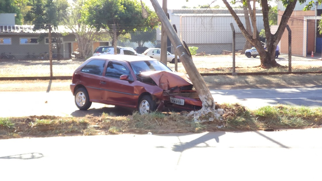 Motorista perde o controle e bate carro em poste na Avenida Manoel de Abreu