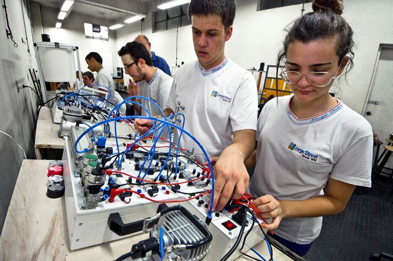 Inscrições abertas de processo seletivo para contratação de 3 mil profissionais em escolas técnicas
