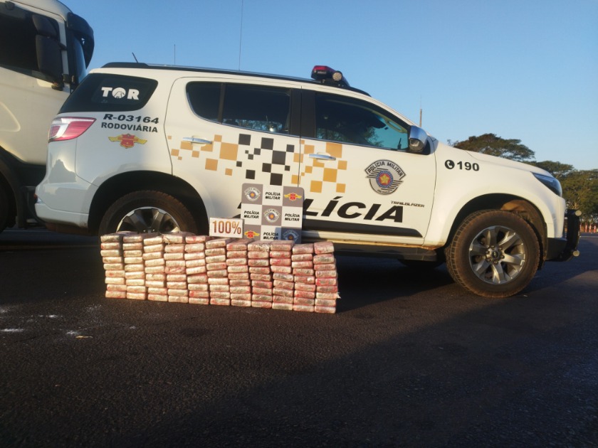 Caminhoneiro de Araraquara é preso com 100 tijolos de cocaína na Washington Luís em Agulha