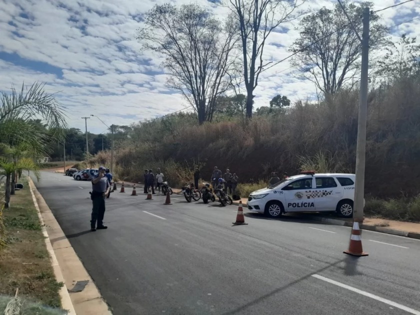 Operação da PM termina com 25 autuações e oito veículos removidos em Araraquara