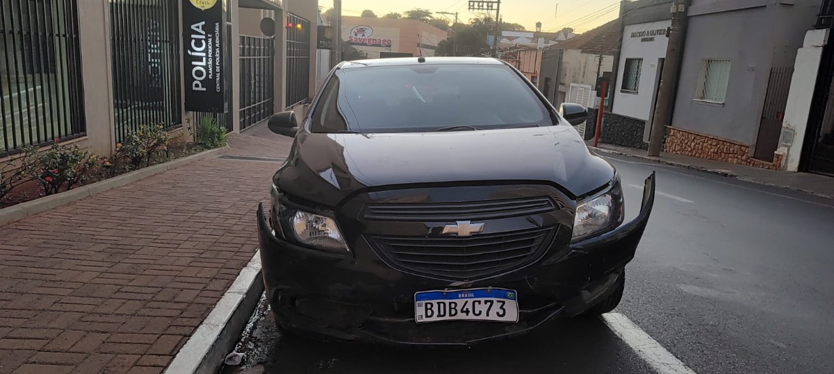 Carro envolvido em roubos a residência é apreendido em Araraquara