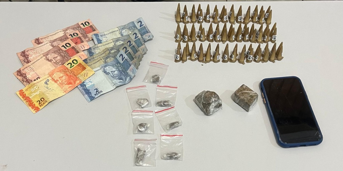 Motociclista tenta fugir da PM e acaba preso com drogas em Américo