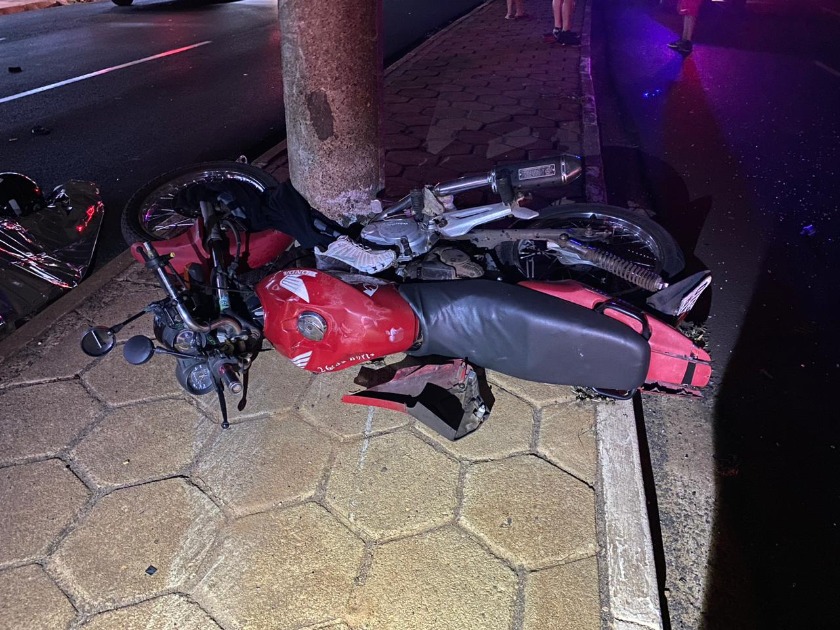 Colisão entre moto e poste deixa jovem de 24 anos morto na Via Expressa