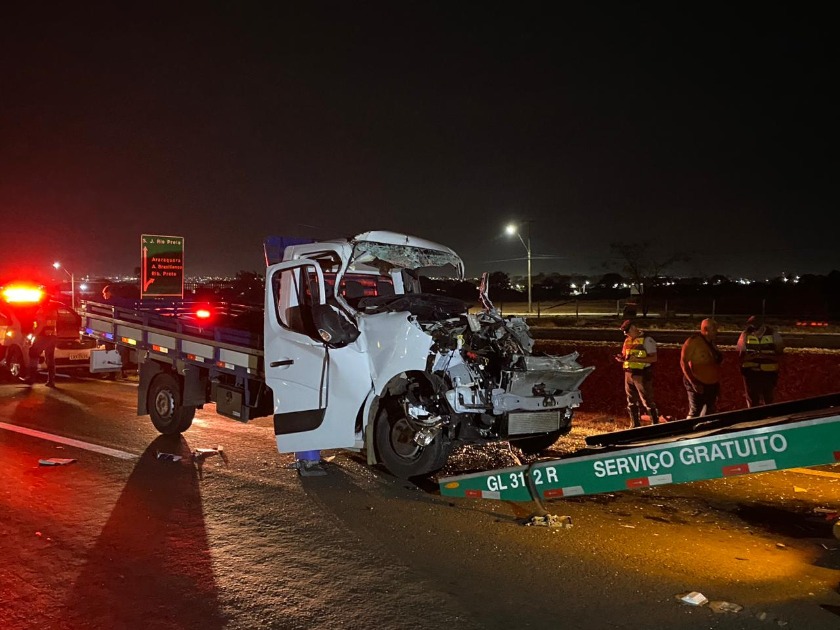 Colisão entre caminhões deixa 2 vítimas presas entre às ferragens na SP-310 em Araraquara