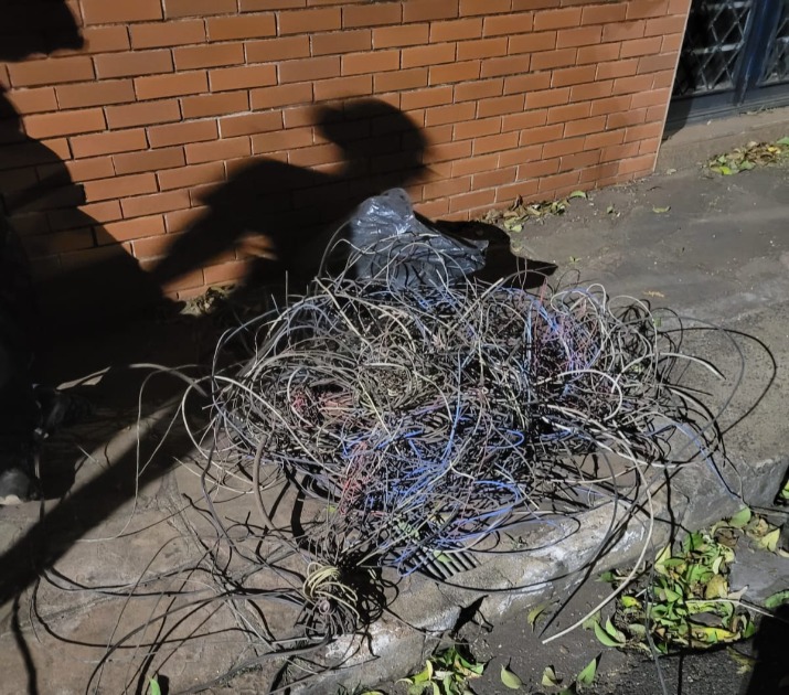 Ladrão é preso em cima do telhado de residência furtando fios no São Geraldo