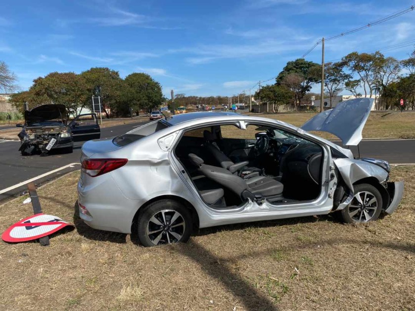Carro capota após colisão e deixa pai, mãe e filha feridos próximo a SP-310 em Araraquara