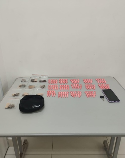 Disk Drogas: Motociclista é preso pela PM com cocaína e maconha no Jardim Uirapuru