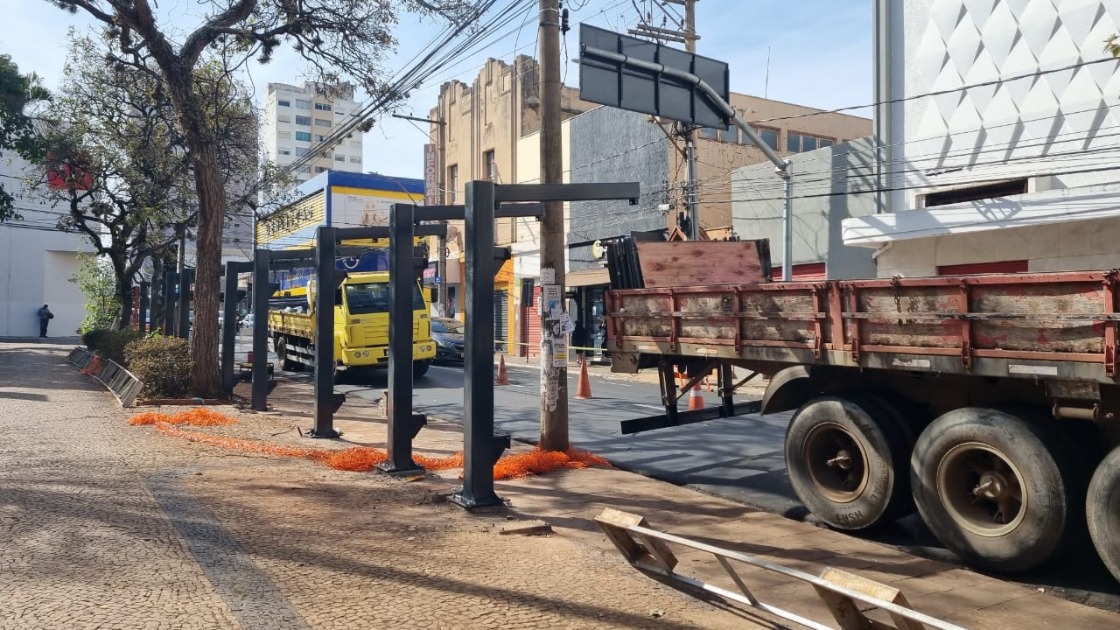 Trabalhos de instalação de novos abrigos de ônibus seguem hoje (13), no centro de Araraquara