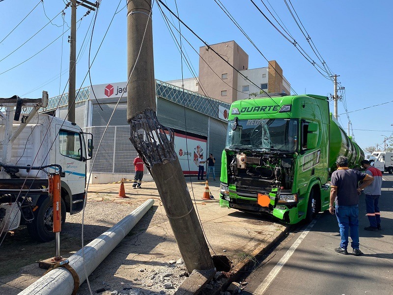 Caiu: caminhão carregado de combustível colide e acaba derrubando poste em Araraquara