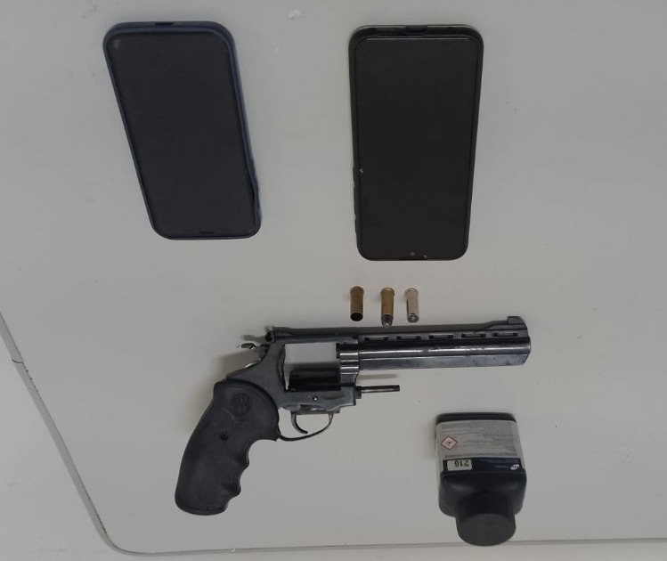 Jovem de 26 anos é preso com revólver na Vila José Bonifácio