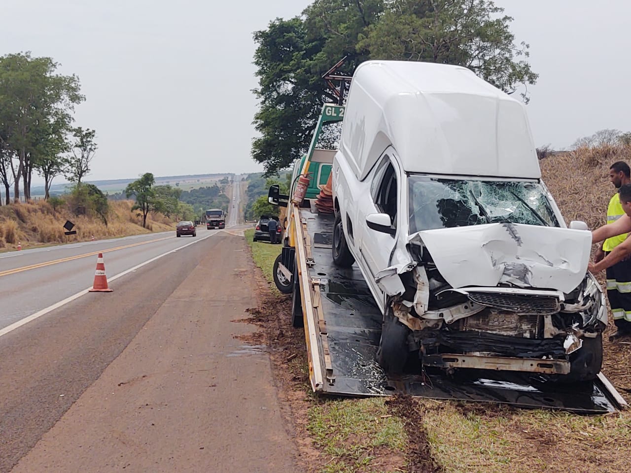 Motorista fica ferido após bater na traseira de caminhão na SP-255