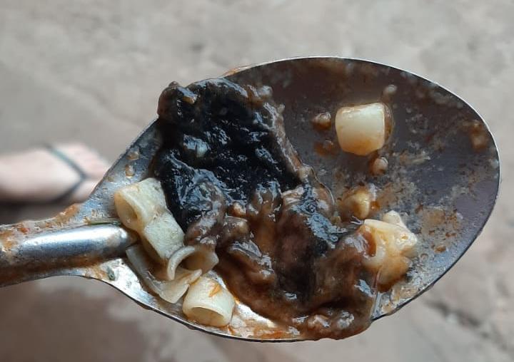 Corpo estranho é encontrado em molho de tomate por mulher em Araraquara