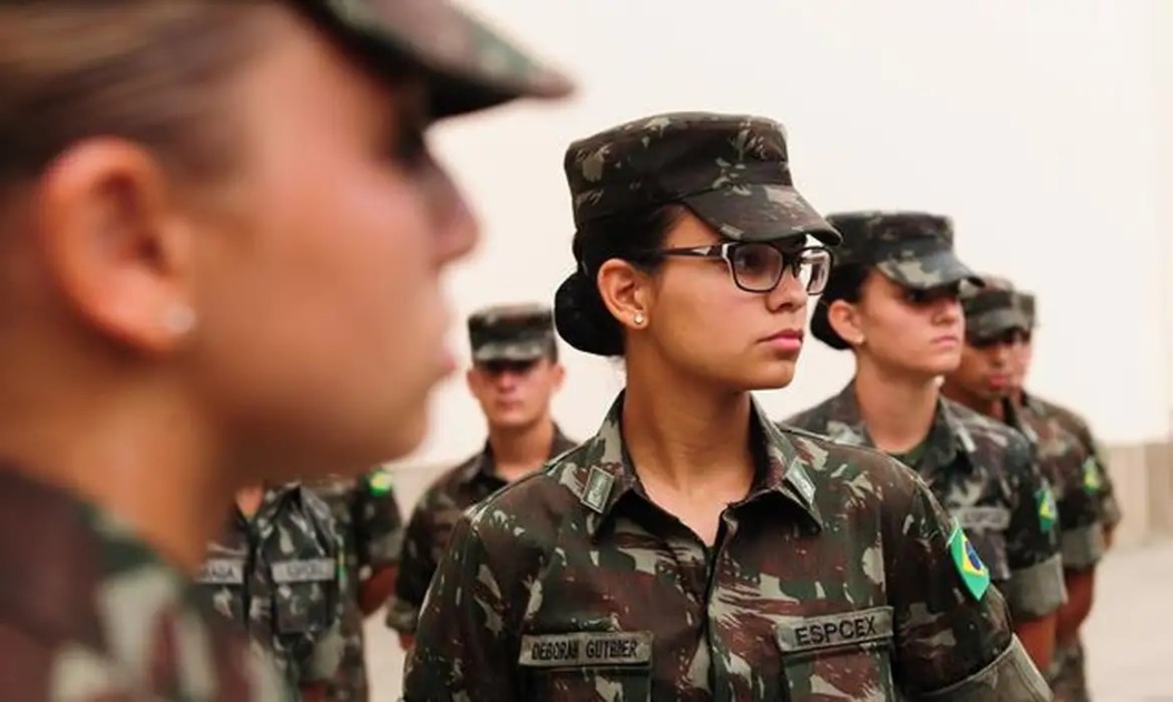 Mulheres poderão se alistar no serviço militar aos 18 anos; entenda
