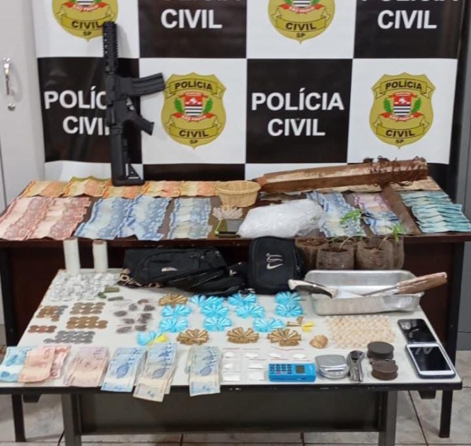 Operação da Polícia Civil prende trio e apreende drogas, dinheiro e réplica de fuzil em Santa Lúcia