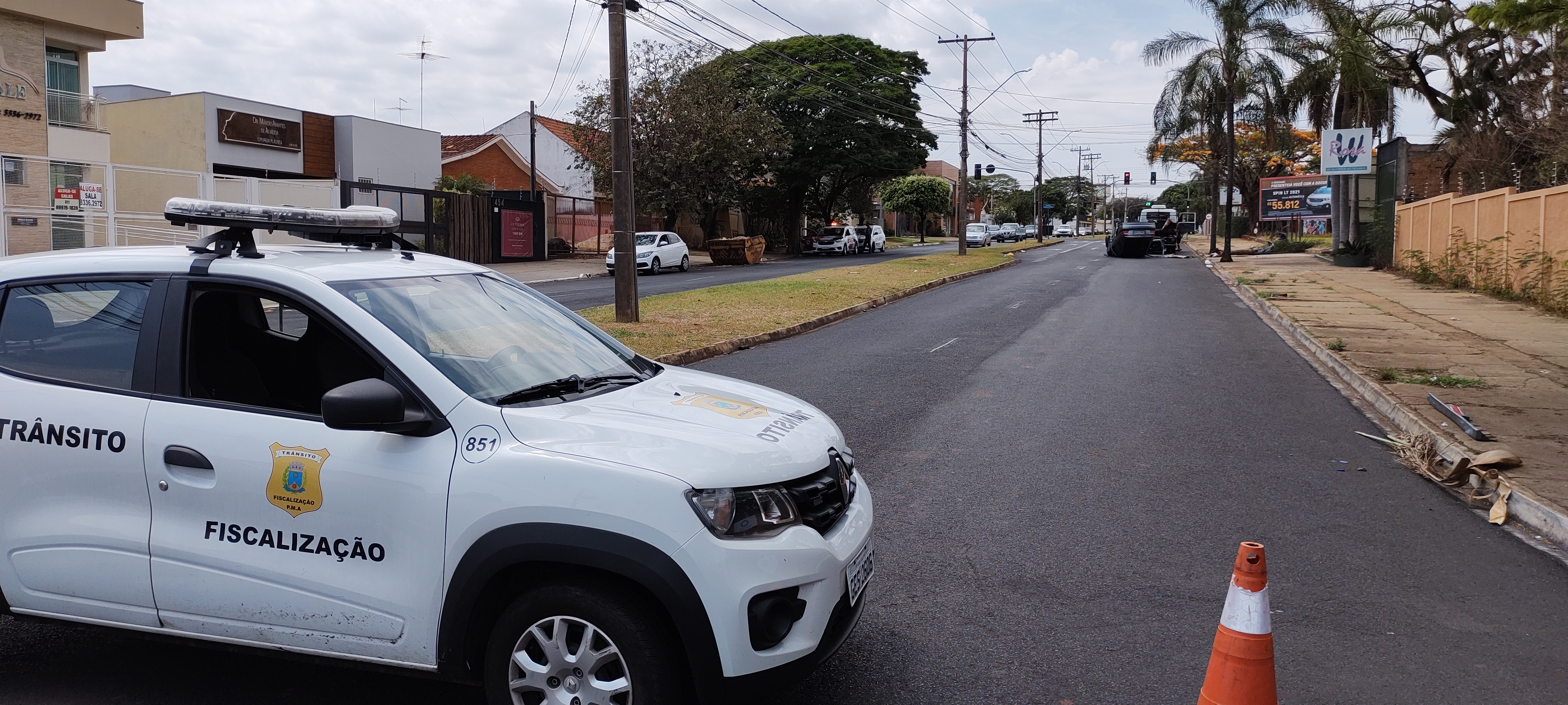 Motorista bate em Palmeira e capota na Napoleão Selmi Dei
