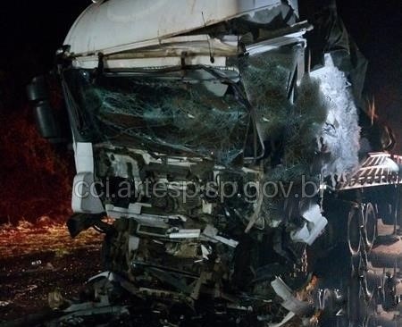 Grave: motorista morre em colisão traseira entre carretas em Américo Brasiliense
