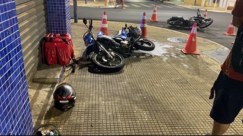 Colisão entre motos deixa duas pessoas feridas no Centro de Araraquara