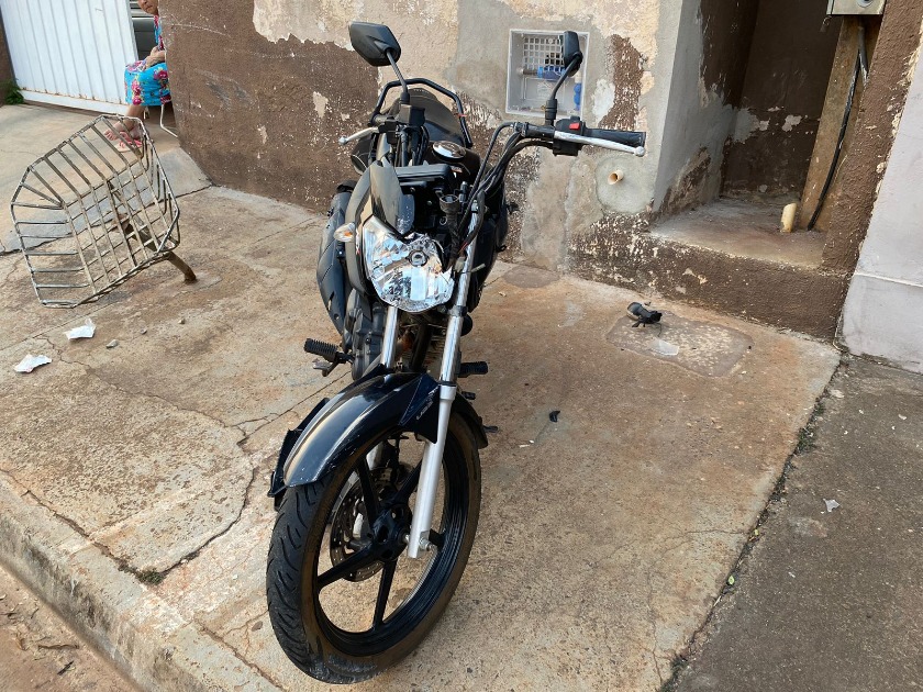 Jovem fica gravemente ferida após colisão entre moto e ônibus no Jardim Adalberto Roxo