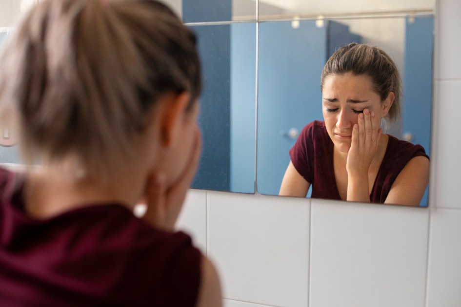 Saiba como as emoções podem afetar sua pele e cabelo com o surgimento de doenças
