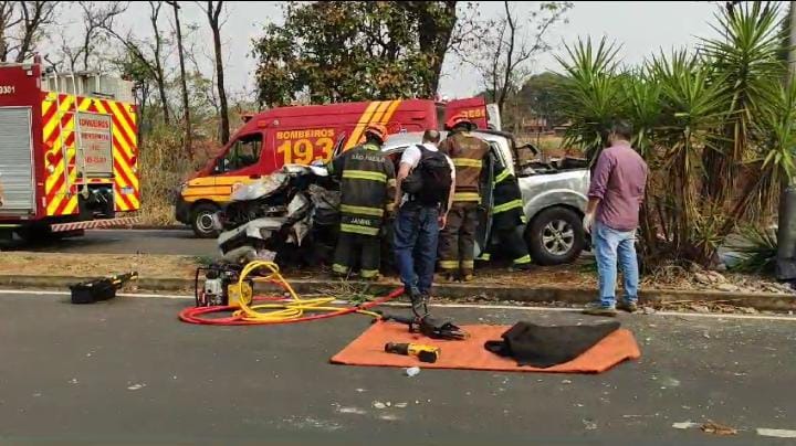 Motorista fica preso entre ás ferragens em acidente na Avenida Manoel de Abreu