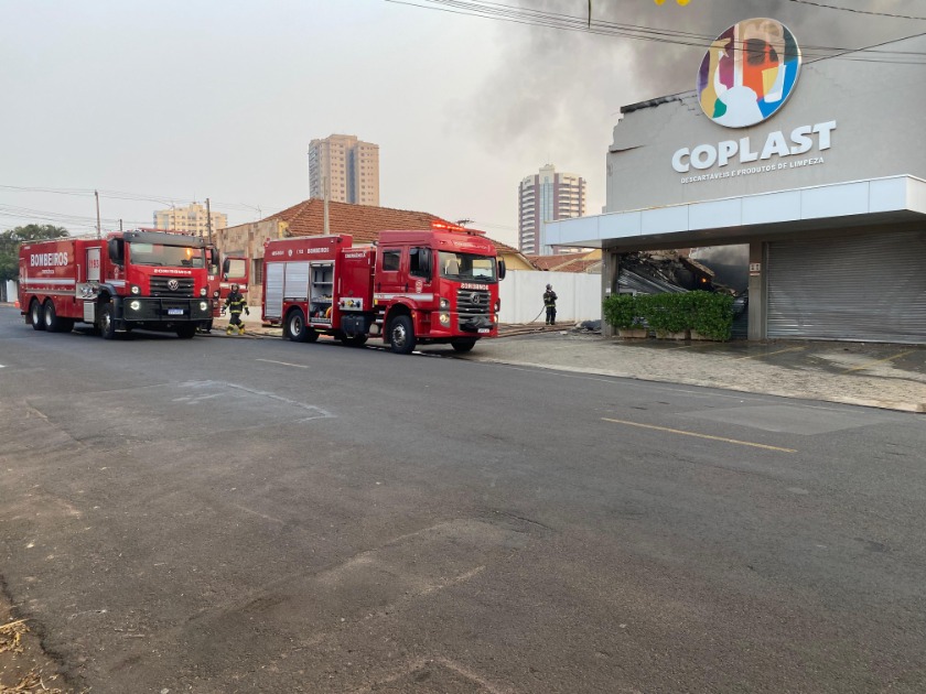 AGORA: Incêndio de grandes proporções destrói loja no Centro de Araraquara