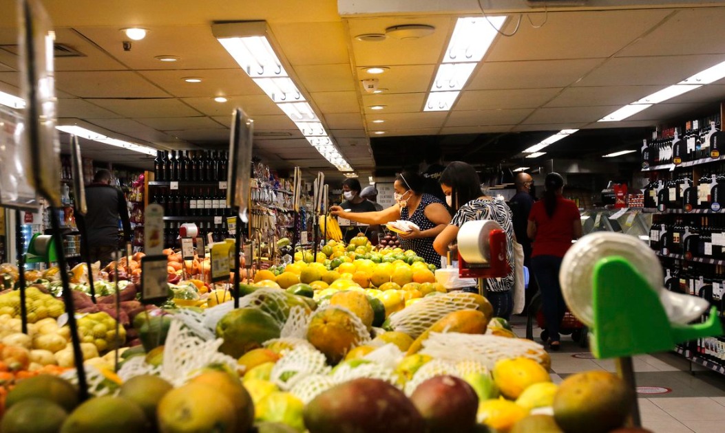 Apesar da alta dos preços, acesso a dieta saudável cresce no Brasil, diz relatório
