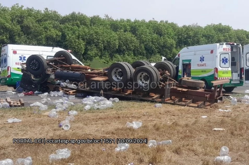 Caminhão tomba e deixa motorista ferida na rodovia Washington Luís em Matão