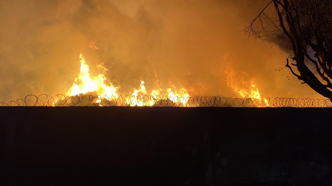 Incêndio de grandes proporções atinge empresa de materiais recicláveis no Distrito Industrial