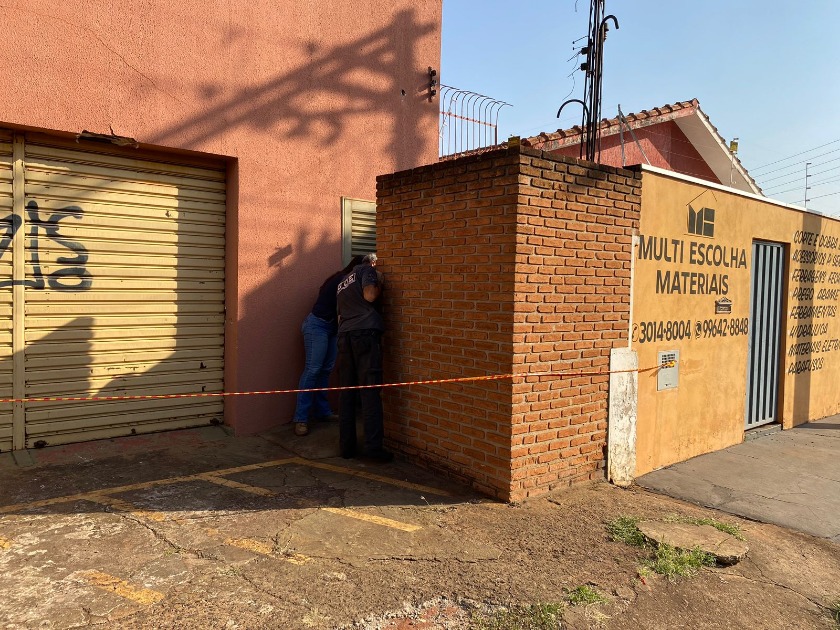 Corpo de homem é encontrado carbonizado em calçada na Vila Xavier