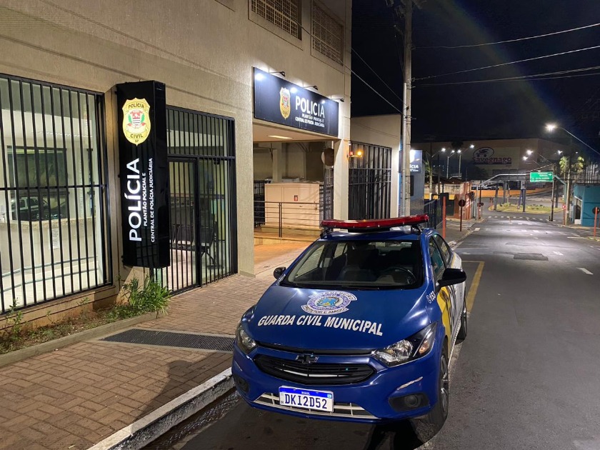 Ladrão fica enroscado no portão ao tentar furtar residência e rasga testículos no Centro de Araraquara