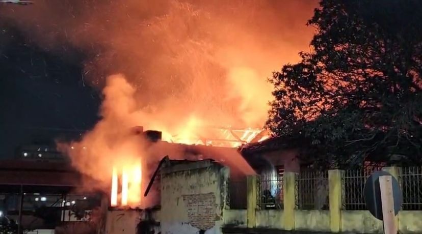 Incêndio de grandes proporções atinge casarão abandonado na Vila Xavier