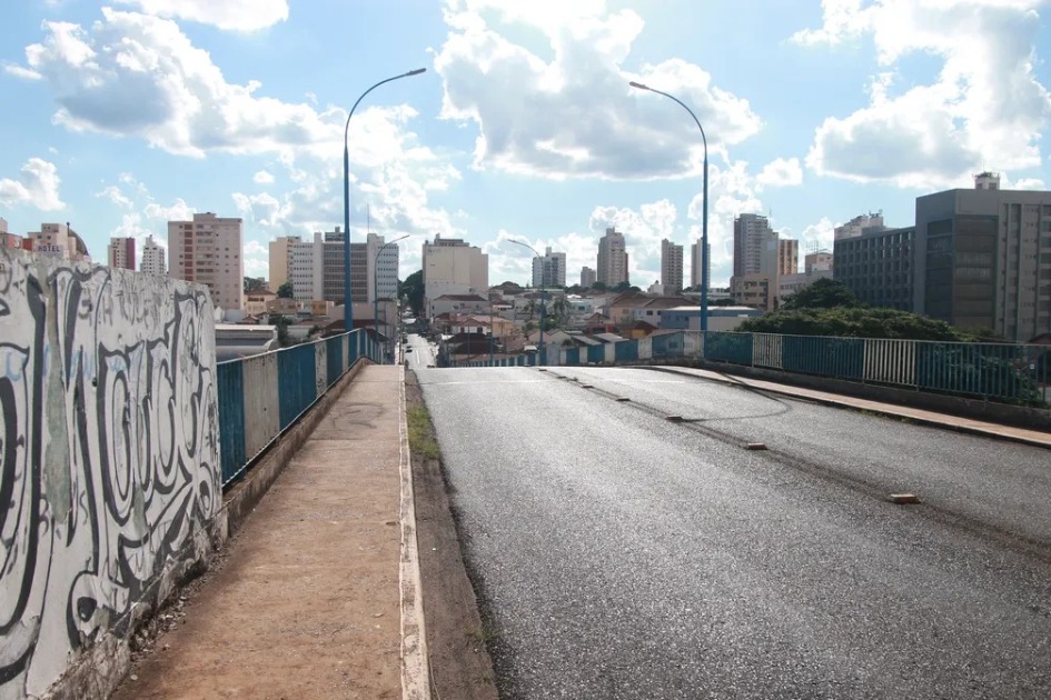 Homem é roubado por dupla armada enquanto caminhava no pontilhão da 22 de Agosto