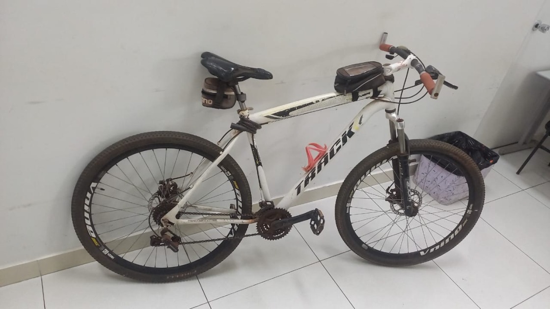 Ladrão é detido por morador pulando muro de residência com bicicleta no Altos de Pinheiros