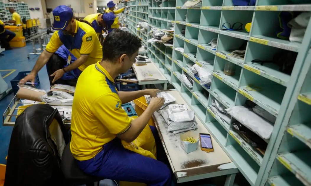 Correios divulgam editais para concurso público; são 3,4 mil vagas e salários de até R$ 6,8 mil