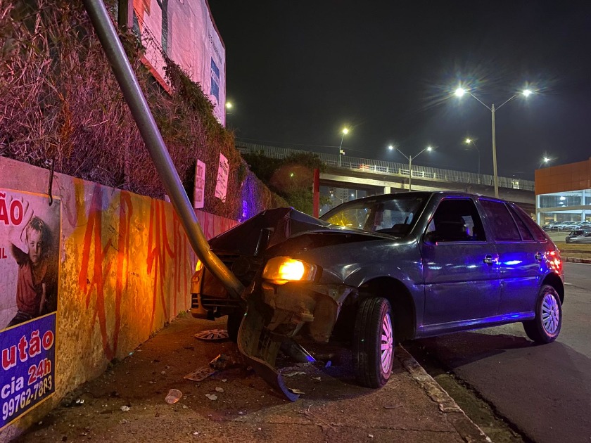 Motorista perde controle, bate carro em semáforo e acidente causa congestionamento na Via Expressa