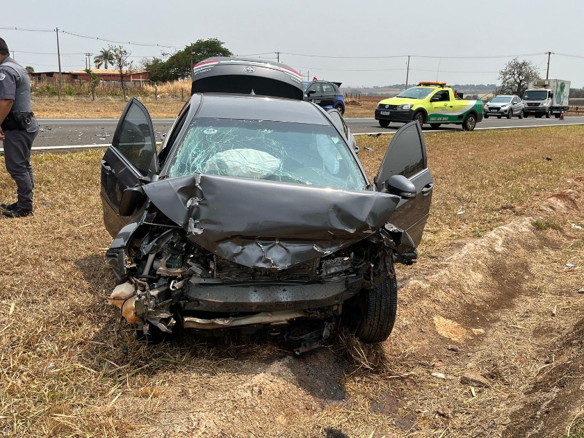 Colisão traseira entre carro e caminhão deixa 3 pessoas feridas na SP-310 em Araraquara