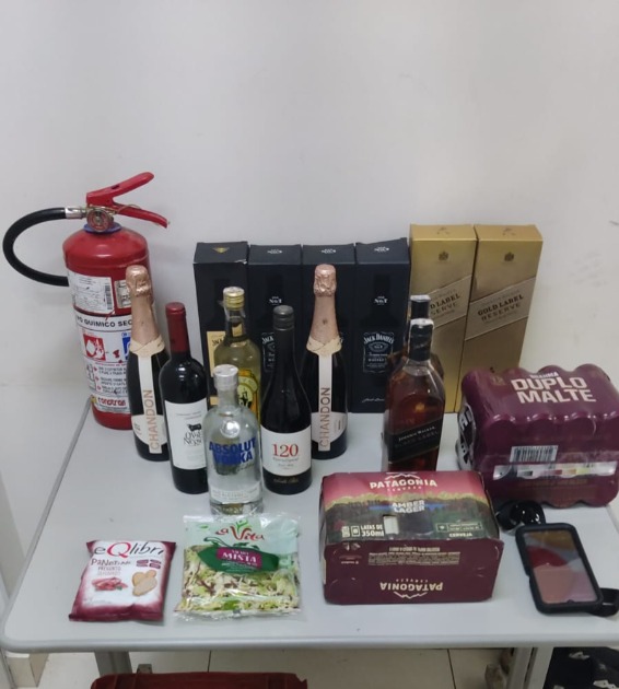 Ladrão é preso após furtar bebidas, aperitivos e celular de supermercado no Damha
