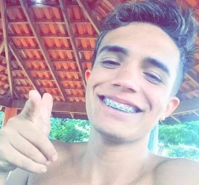 Começa o velório do jovem de 22 anos que morreu após sofrer grave acidente em Gavião Peixoto