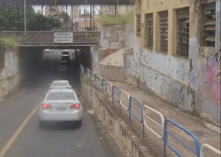 Mecânico é rendido por ladrão armado com faca e tem celular roubado no pontilhão da Vila Xavier