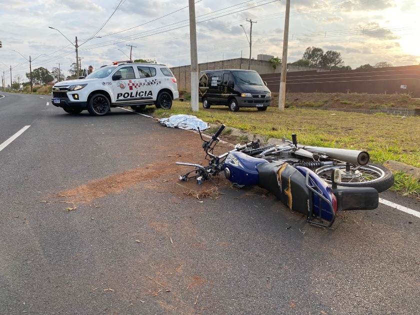 Motociclista de 28 anos morre após colidir com poste na Avenida Manoel de Abreu