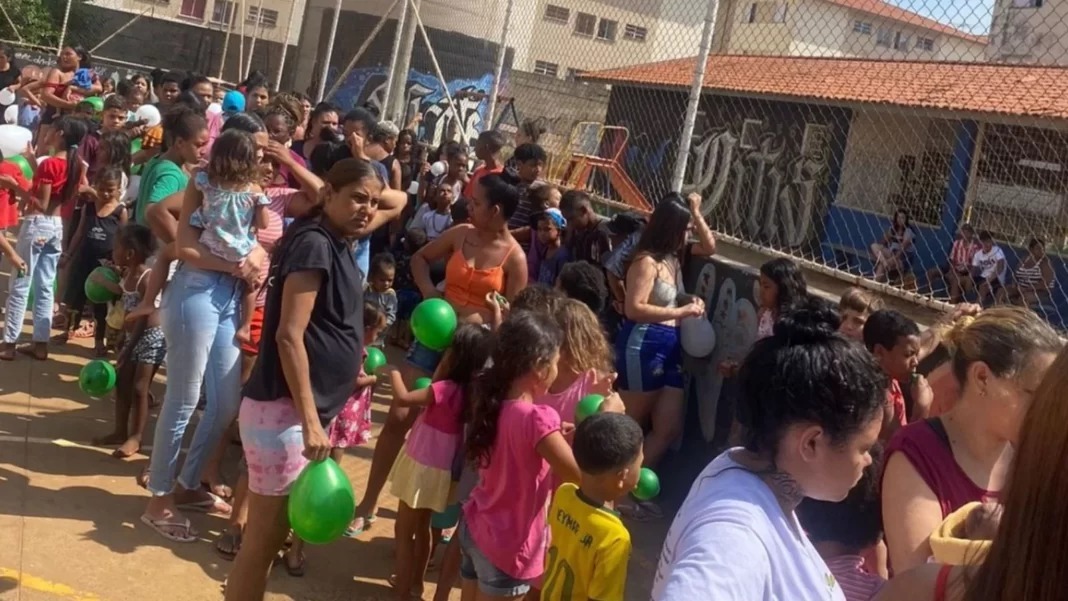 Torcida Mancha Verde realiza entrega de 300 brinquedos para crianças no Residencial dos Oitis