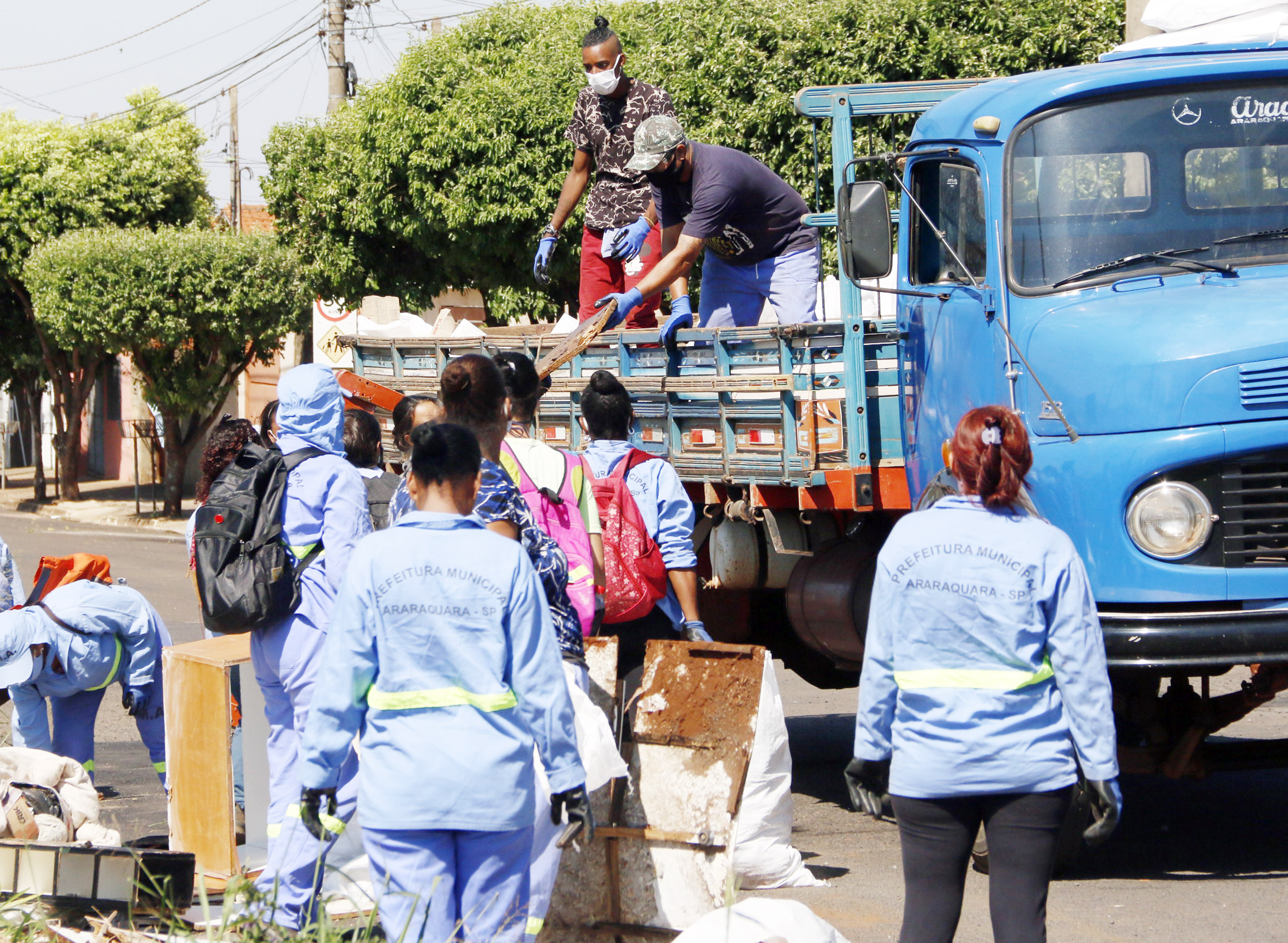 Prefeitura retira 6 caminhões de inservíveis no primeiro dia de mutirão contra a dengue