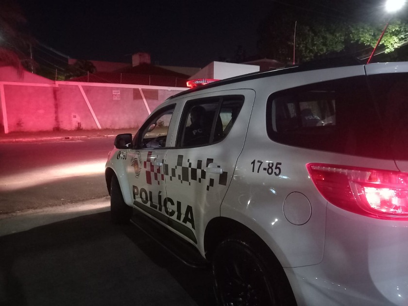 Homem procurado por furto é preso pela PM em frente de residência no Jardim São Rafael