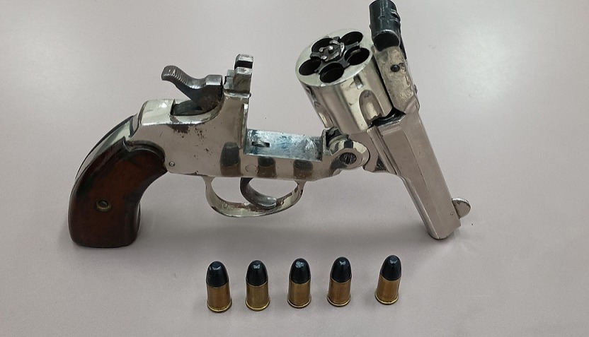 Com arma escondida em mercearia, comerciante é preso por porte ilegal e violência doméstica em Araraquara