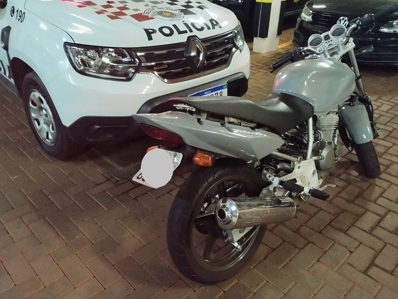 Adolescente foge com moto furtada, cai e é apreendido em Araraquara